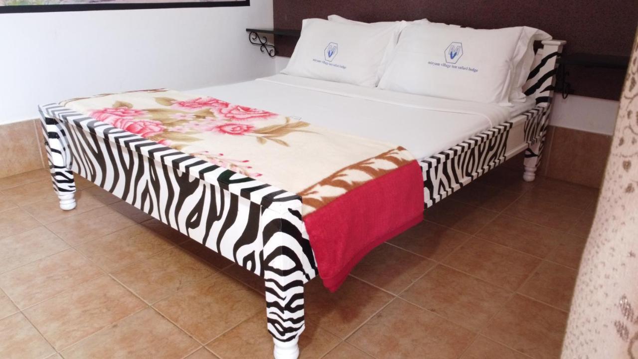 Miryams Village Inn Safari Lodge Sultan Hamud Eksteriør billede