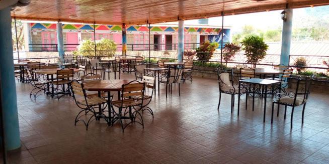 Miryams Village Inn Safari Lodge Sultan Hamud Eksteriør billede
